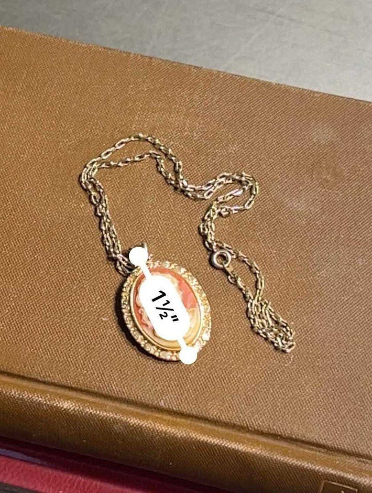 Vintage Gold Tone Faux Cameo Pendant Necklace Classic Profile