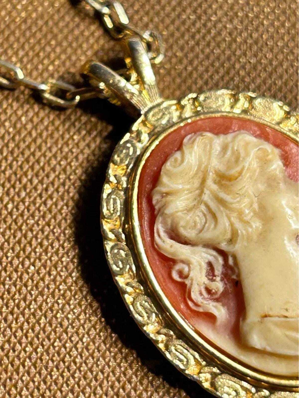 Vintage Gold Tone Faux Cameo Pendant Necklace Classic Profile