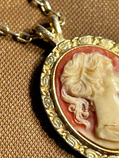 Vintage Gold Tone Faux Cameo Pendant Necklace Classic Profile