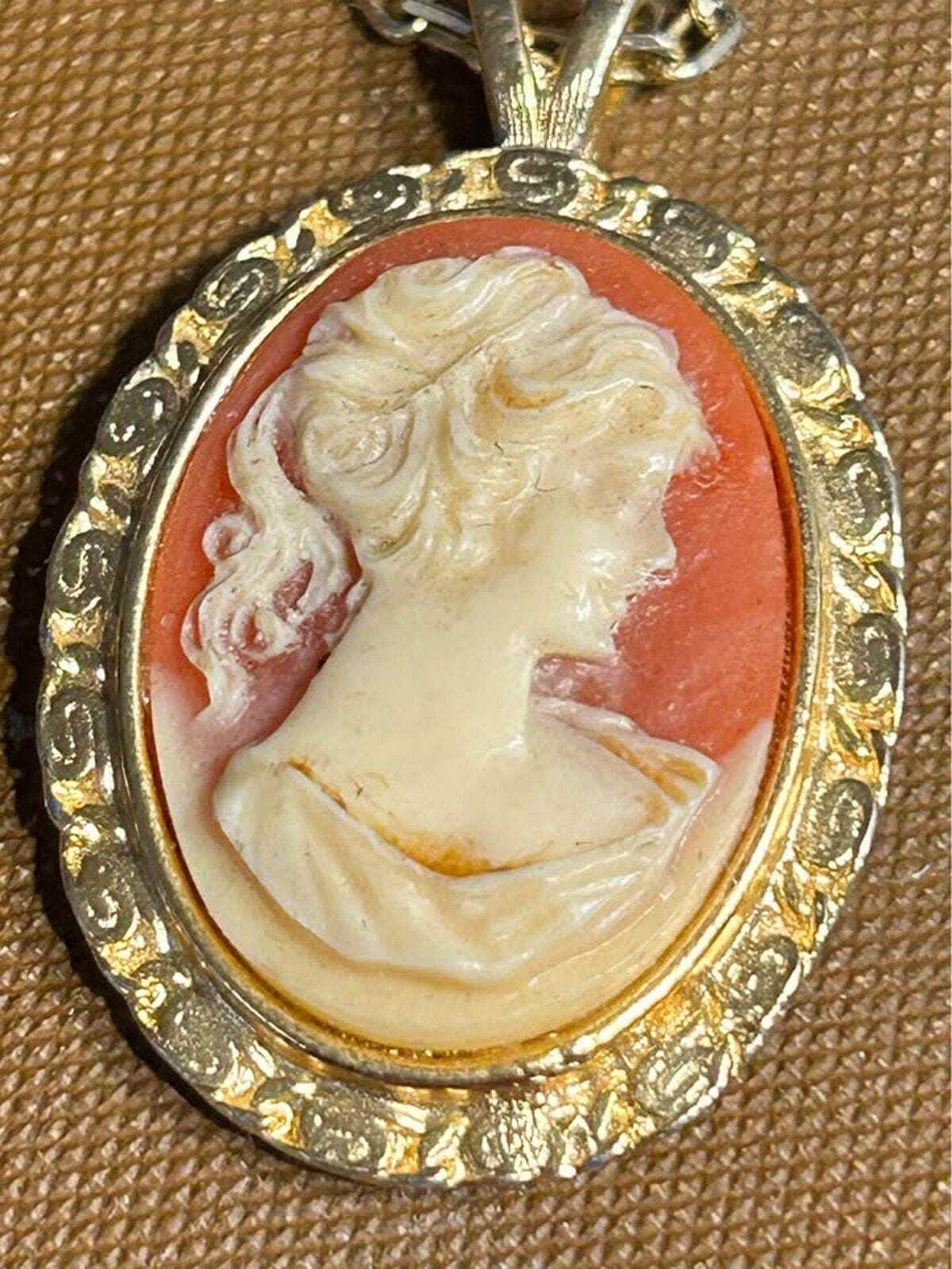 Vintage Gold Tone Faux Cameo Pendant Necklace Classic Profile