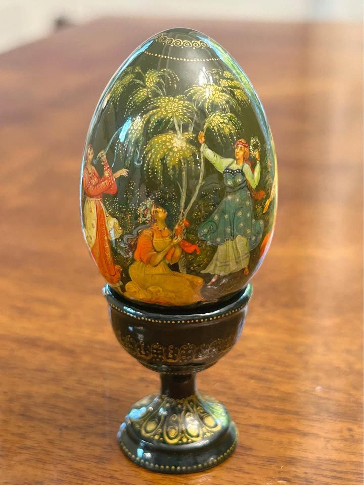 Vintage 1971 Palekh Russian Lacquer Egg on Stand O. Vonokina Miniature