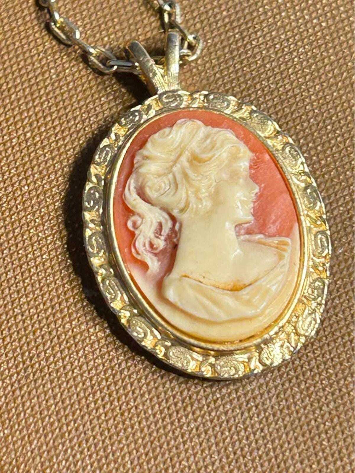Vintage Gold Tone Faux Cameo Pendant Necklace Classic Profile