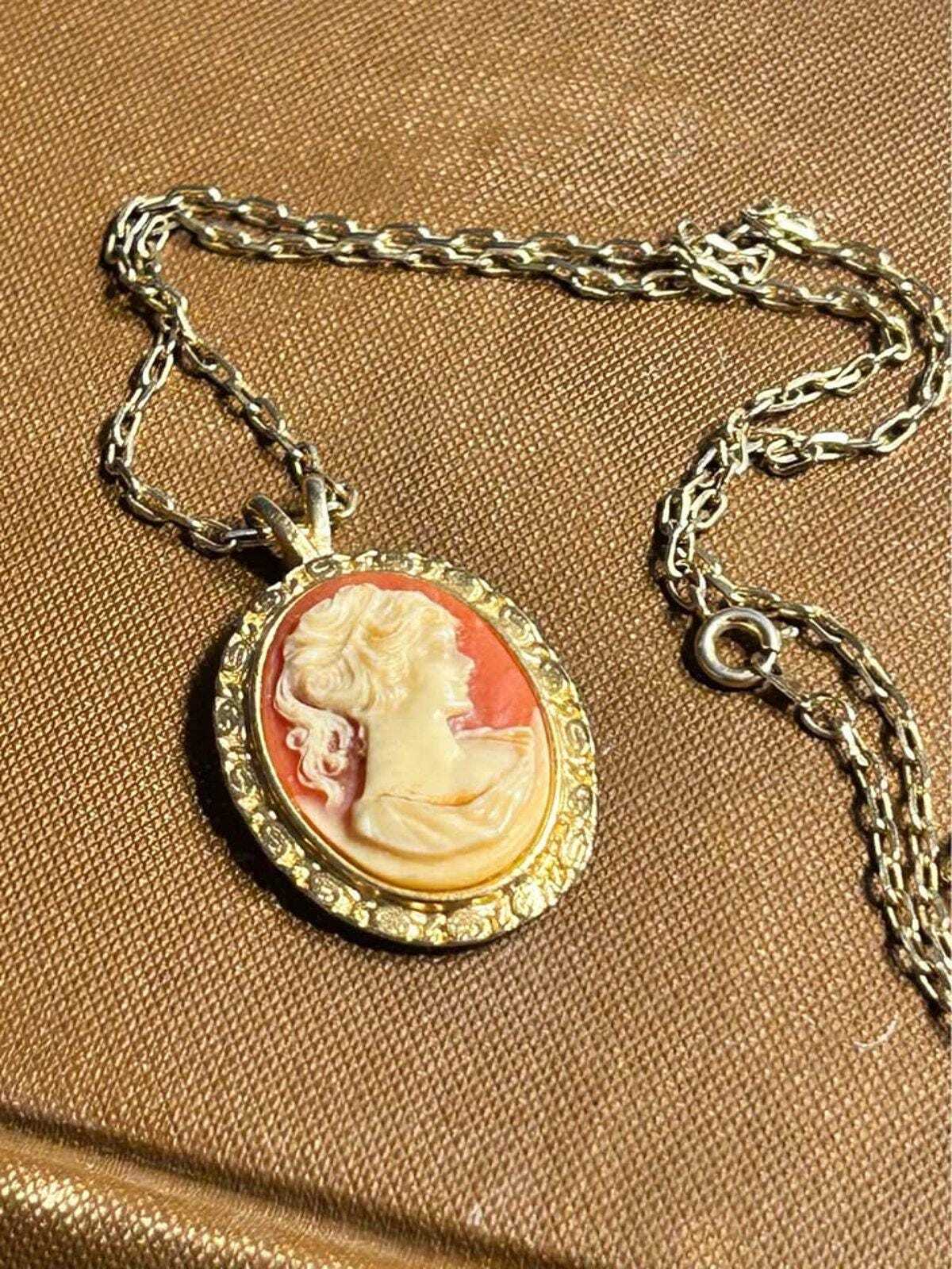 Vintage Gold Tone Faux Cameo Pendant Necklace Classic Profile