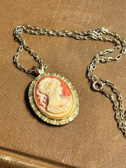 Vintage Gold Tone Faux Cameo Pendant Necklace Classic Profile