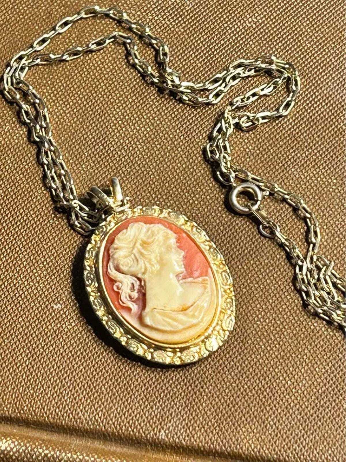 Vintage Gold Tone Faux Cameo Pendant Necklace Classic Profile