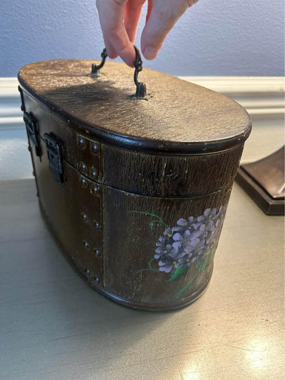 Vintage Dale Tiffany Hand-Painted Hydrangea Jewelry Trunk – Oval Keepsake Chest – Designer Toleware Style Floral Storage