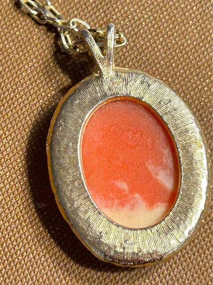 Vintage Gold Tone Faux Cameo Pendant Necklace Classic Profile