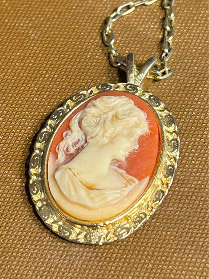 Vintage Gold Tone Faux Cameo Pendant Necklace Classic Profile
