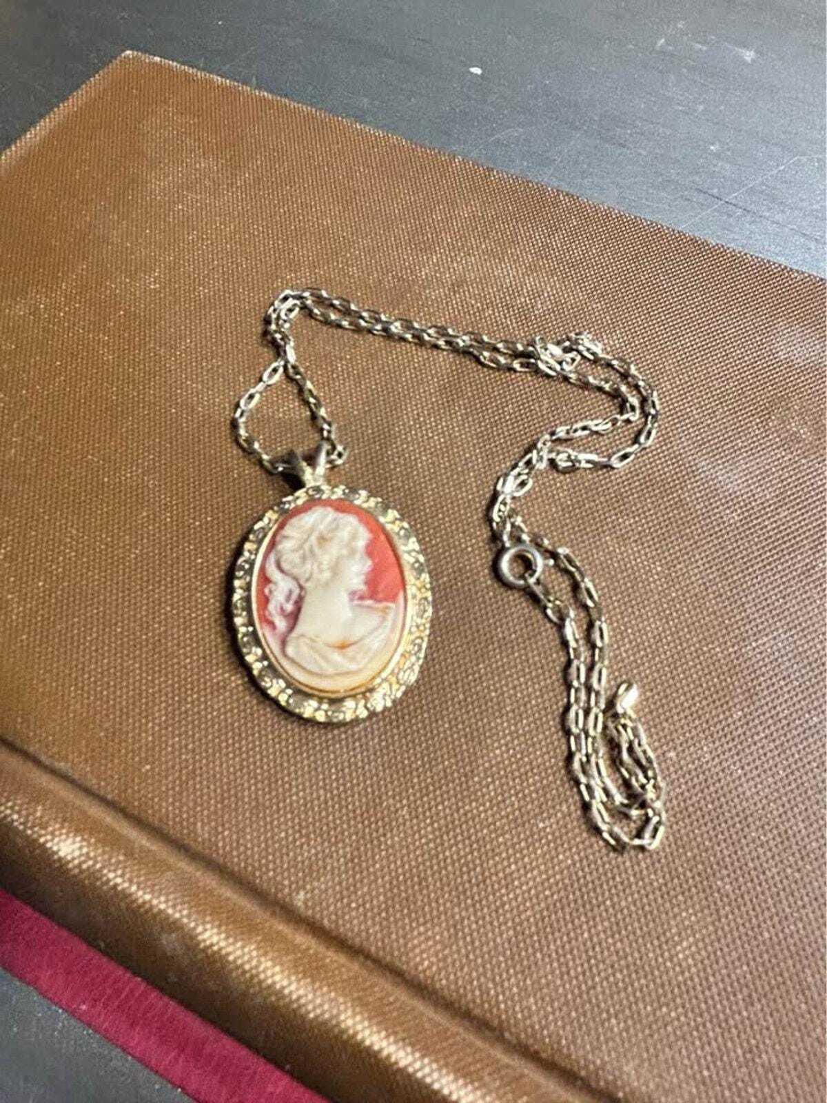 Vintage Gold Tone Faux Cameo Pendant Necklace Classic Profile